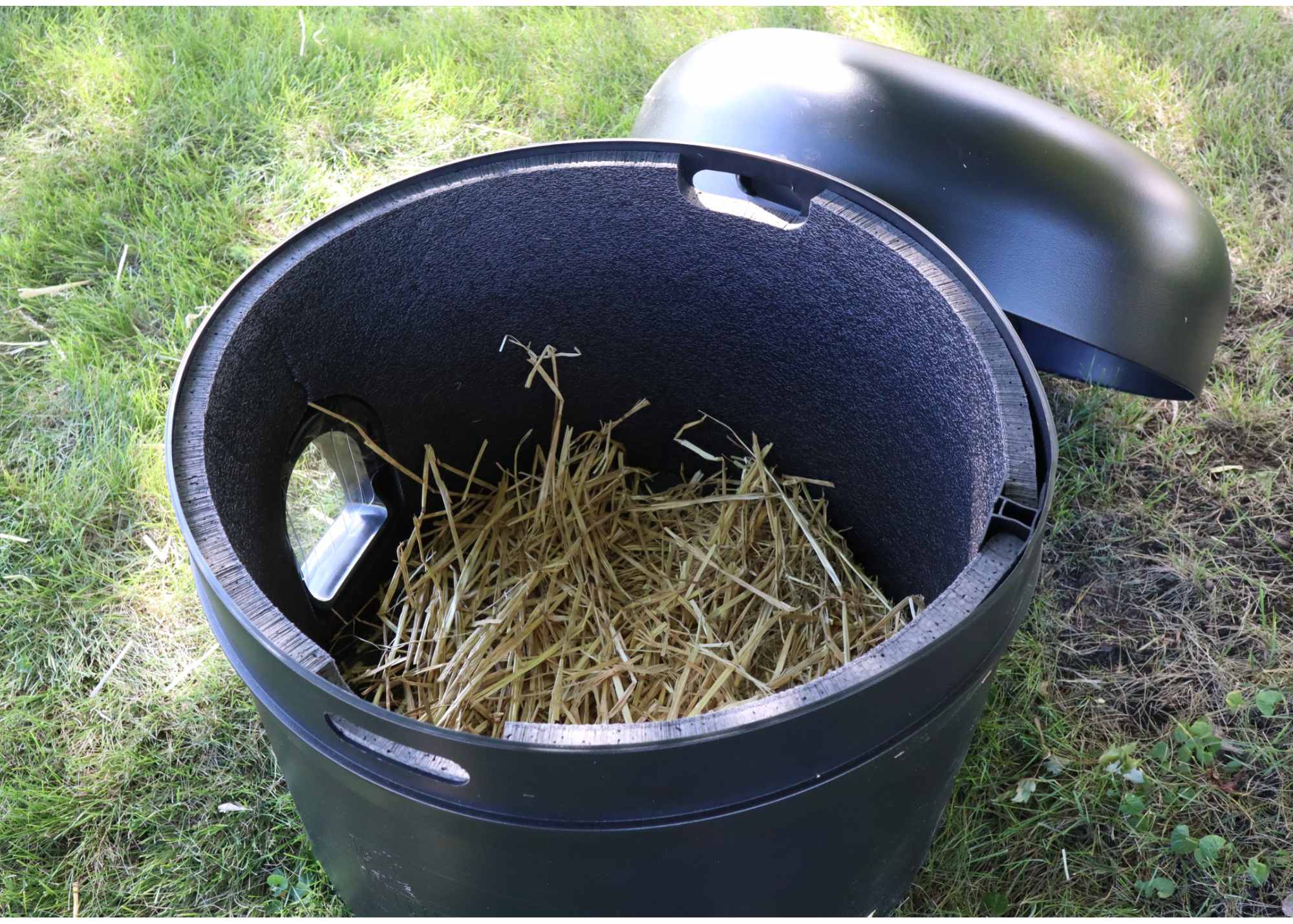The Kitty Tube Outdoor Cat House with Straw